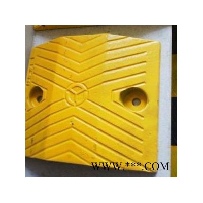 武漢鑫源方科貿(mào)橡膠減速帶小區(qū)道路設(shè)施，采用**橡膠原料，專業(yè)廠家生產(chǎn)