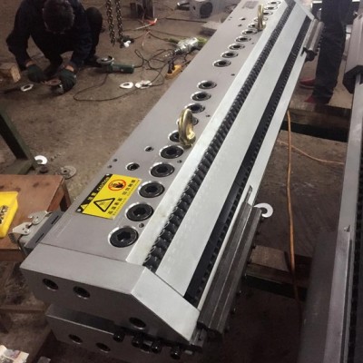 浙江臺(tái)州黃巖美伊模具，pp片材文具片模具，平口擠出衣架式模具，